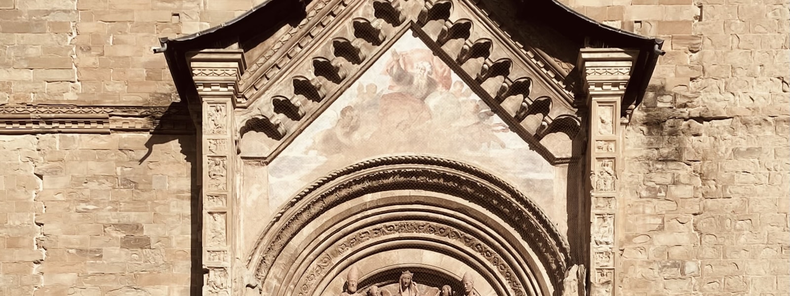 Il portale in pietra scolpita del Duomo di Arezzo