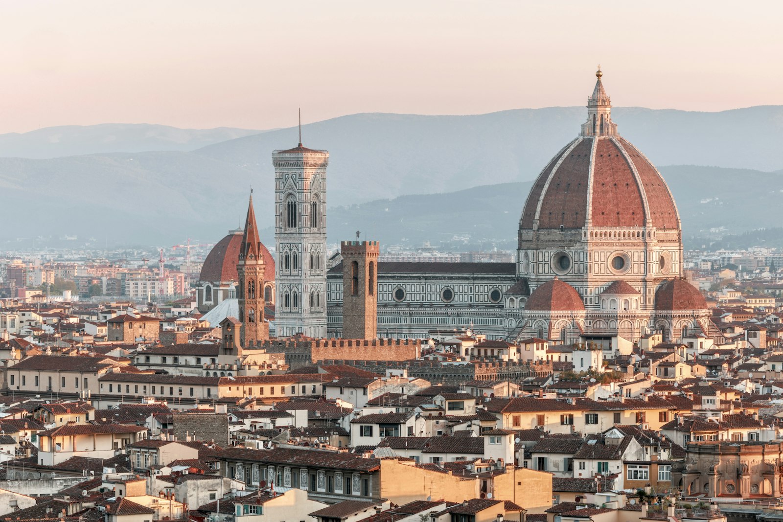 Il Duomo di Firenze e lo skyline della città al tramonto