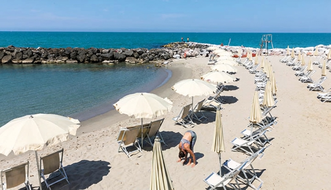 Spiaggia di sabbia e pinete sulla costa toscana