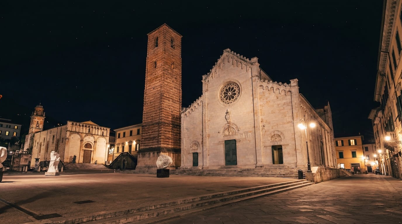 Piazza di Pietrasanta con scultura e marmo