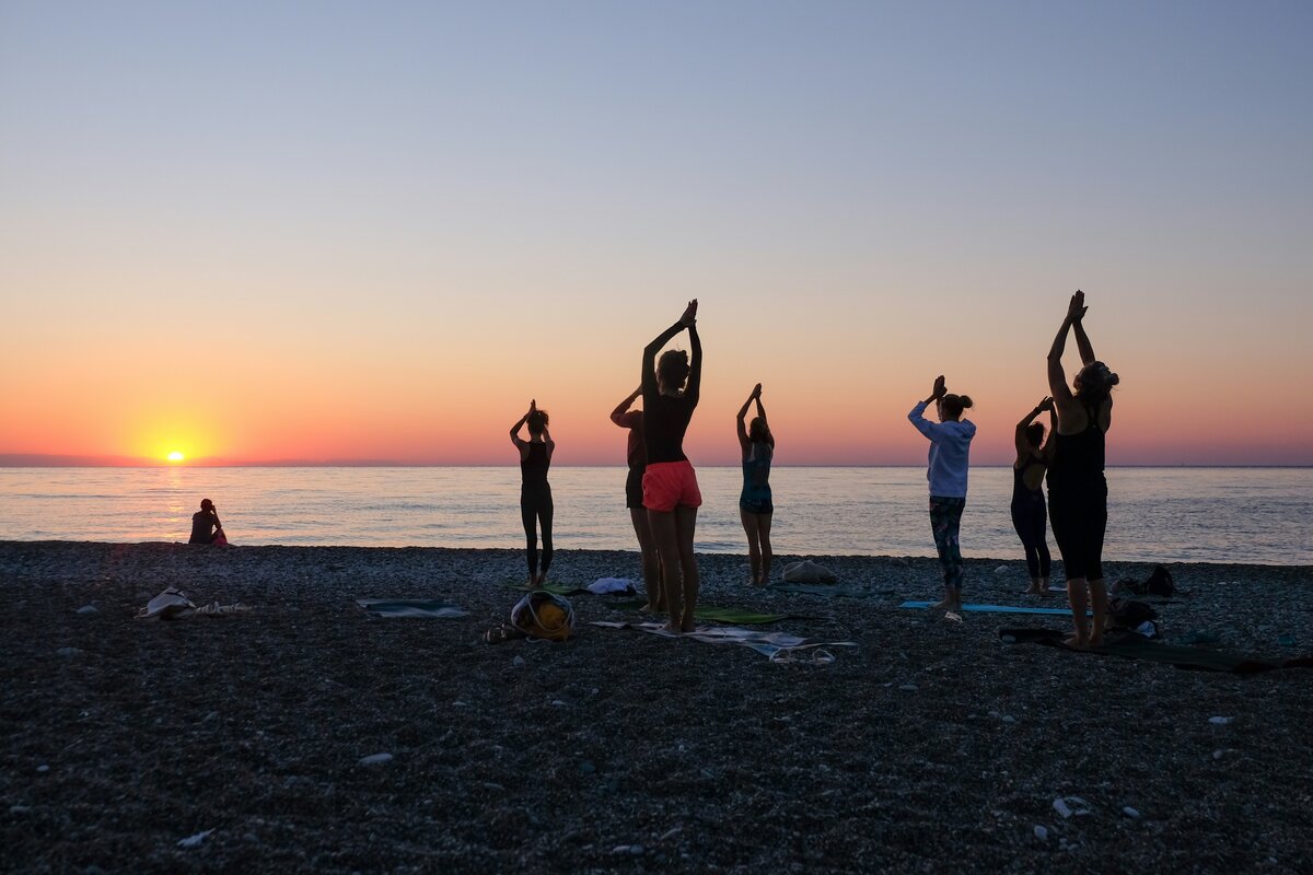 Yoga in Spiaggia in Versilia: Vinyasa al Tramonto
